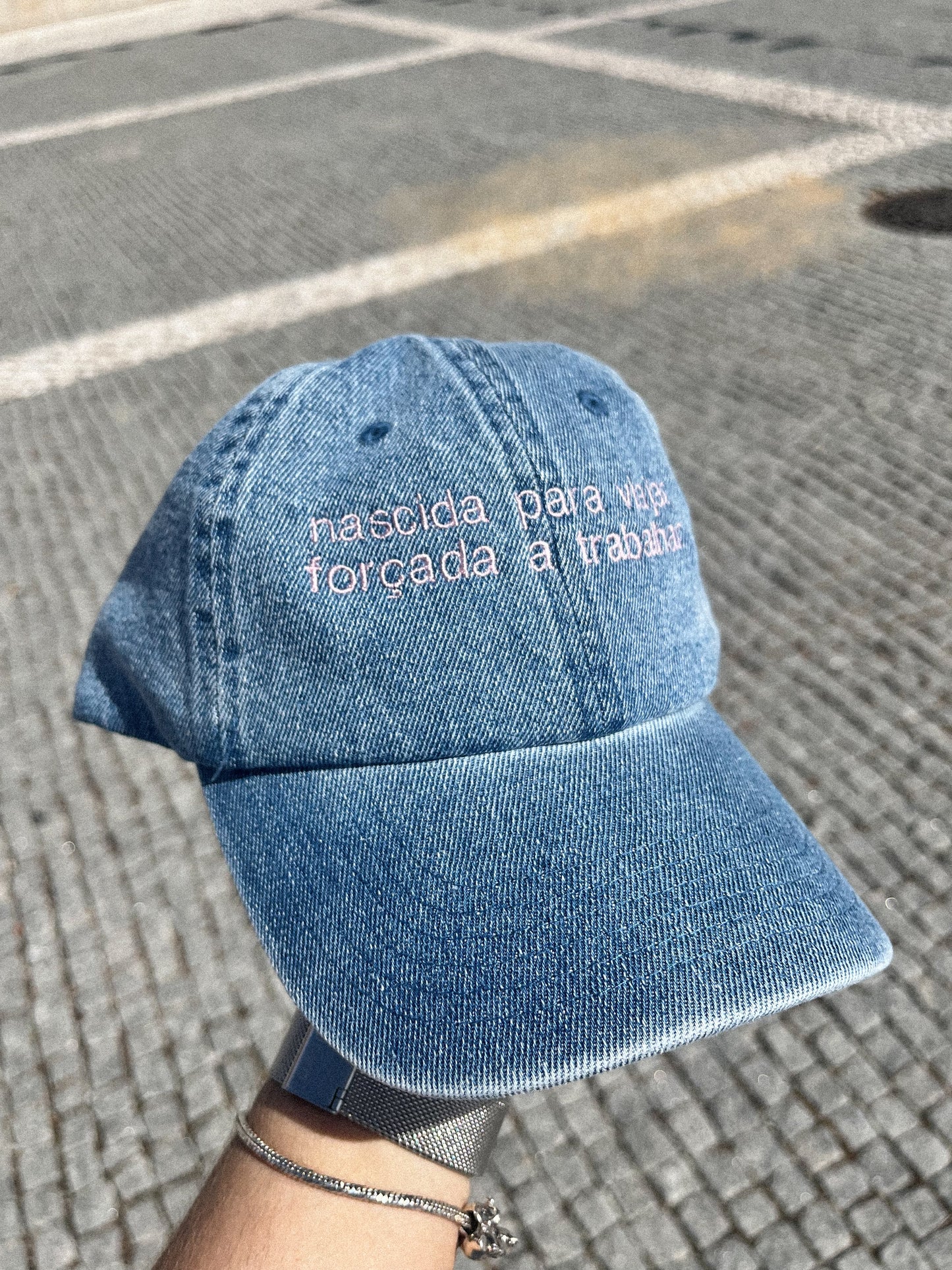 nascida para viajar, forçada a trabalhar